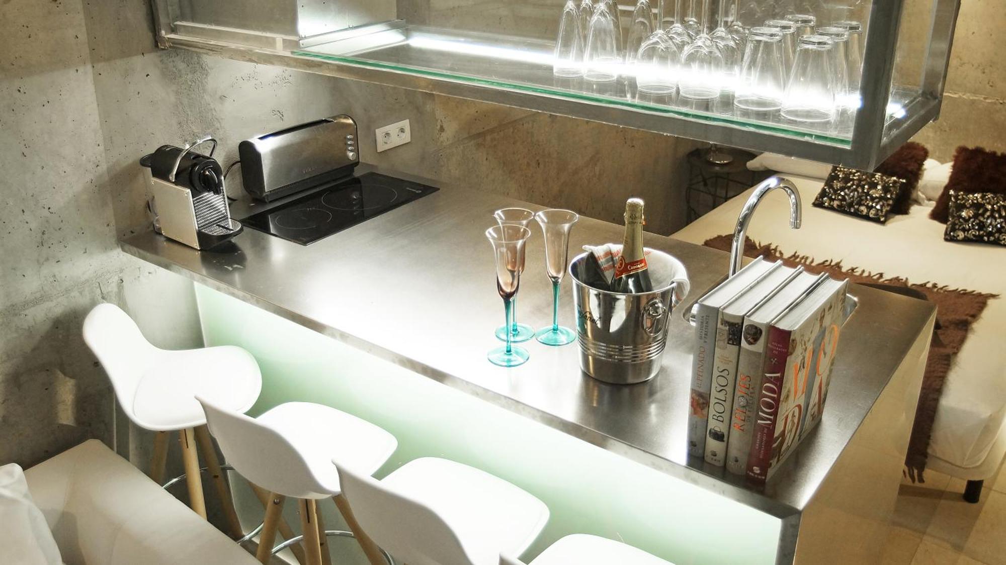 My Space Emirates - Fully Equipped Apartments Near The Beach With Shared Pool Барселона Стая снимка