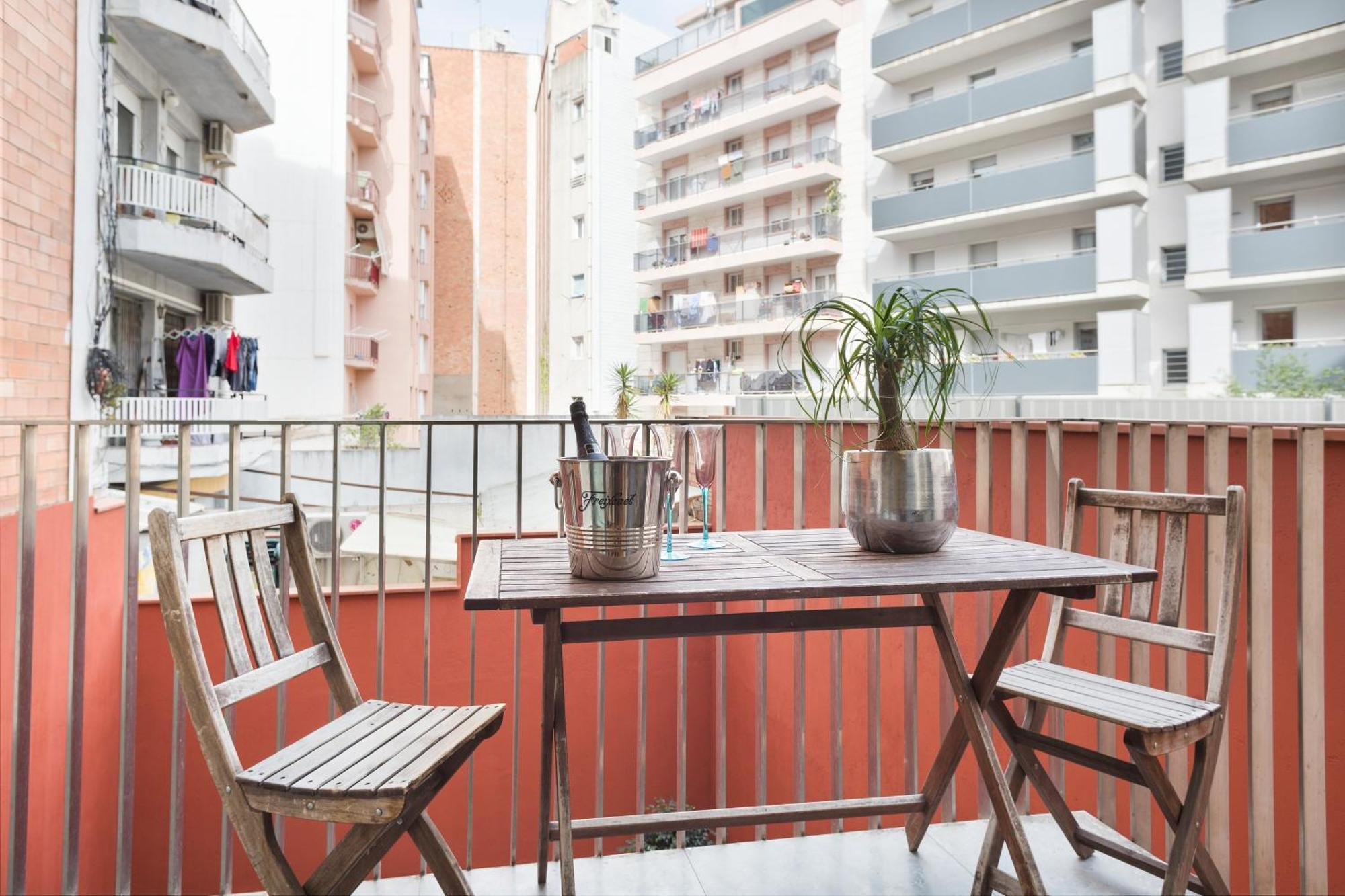 My Space Emirates - Fully Equipped Apartments Near The Beach With Shared Pool Барселона Екстериор снимка